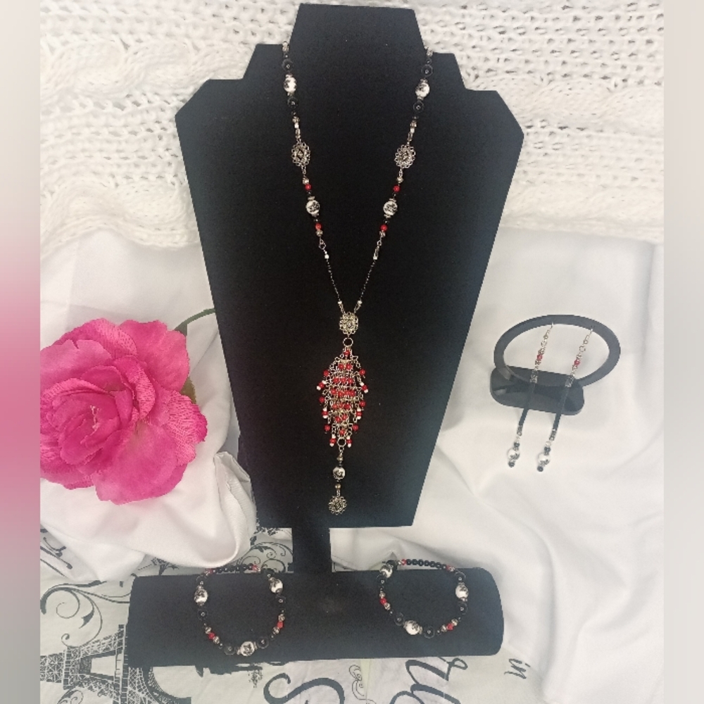 *NEW* Tiffany's Unique Jewelry Gorgeous Coral & Onyx Jewelry Set ♥️ 🖤